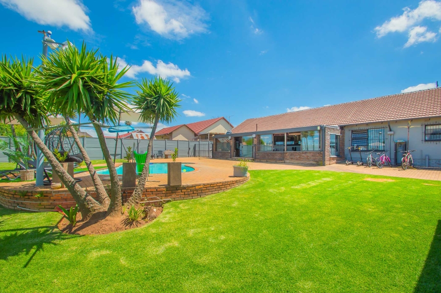 4 Bedroom Property for Sale in Helderkruin Gauteng