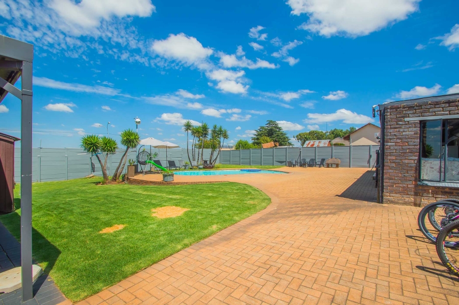 4 Bedroom Property for Sale in Helderkruin Gauteng