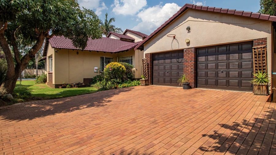 5 Bedroom Property for Sale in Eden Glen Gauteng