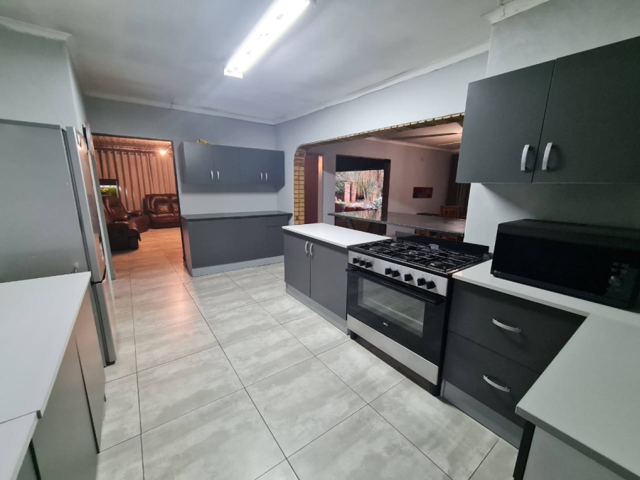 4 Bedroom Property for Sale in Sonneveld Gauteng