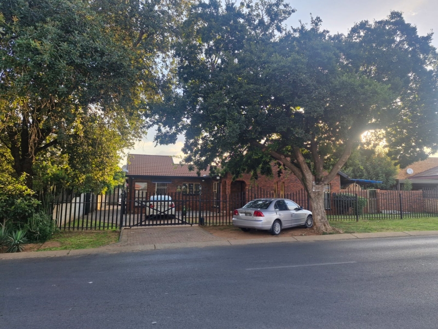 To Let 3 Bedroom Property for Rent in Dalpark Gauteng
