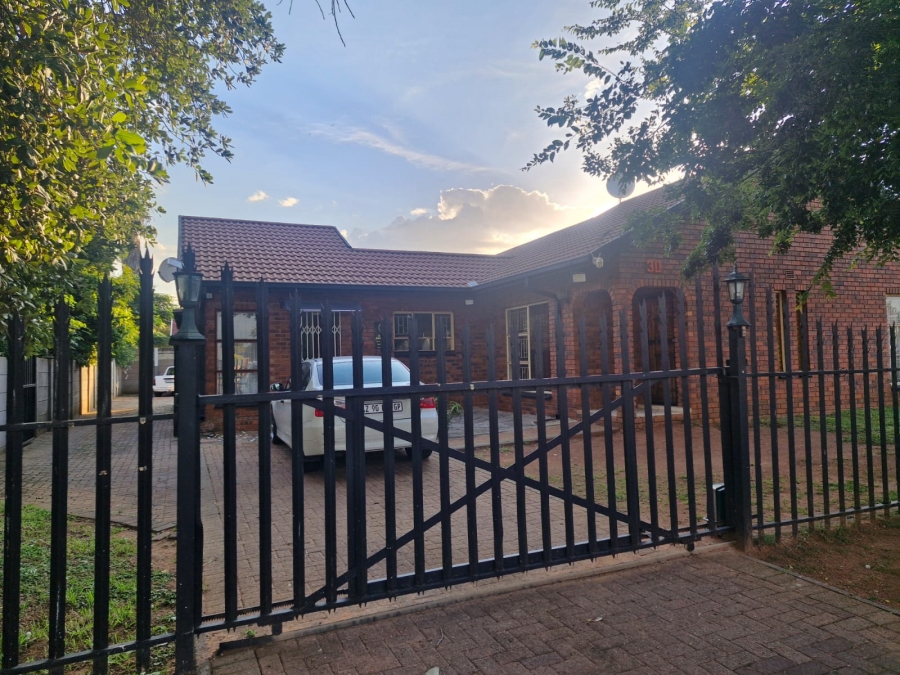 To Let 3 Bedroom Property for Rent in Dalpark Gauteng