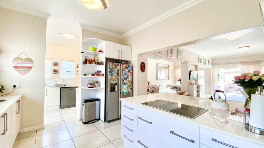 4 Bedroom Property for Sale in Greenstone Hill Gauteng