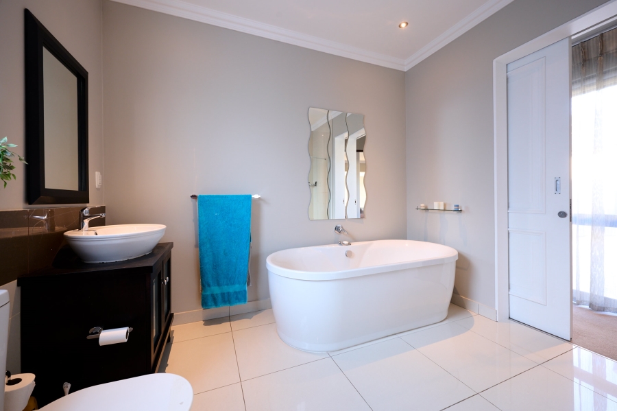 5 Bedroom Property for Sale in Waterfall Country Estate Gauteng