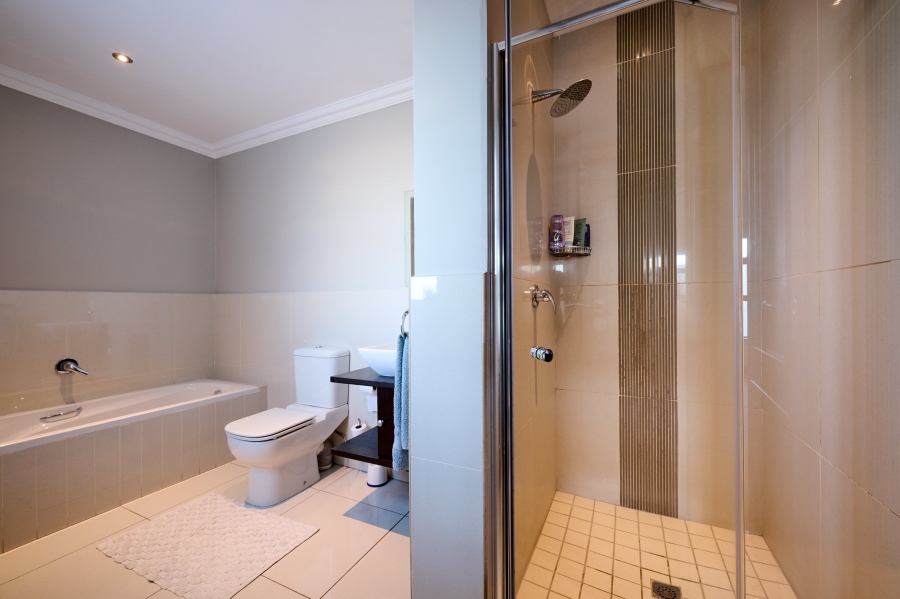 5 Bedroom Property for Sale in Waterfall Country Estate Gauteng