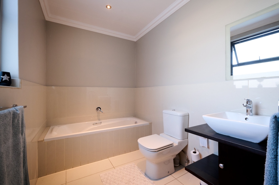 5 Bedroom Property for Sale in Waterfall Country Estate Gauteng