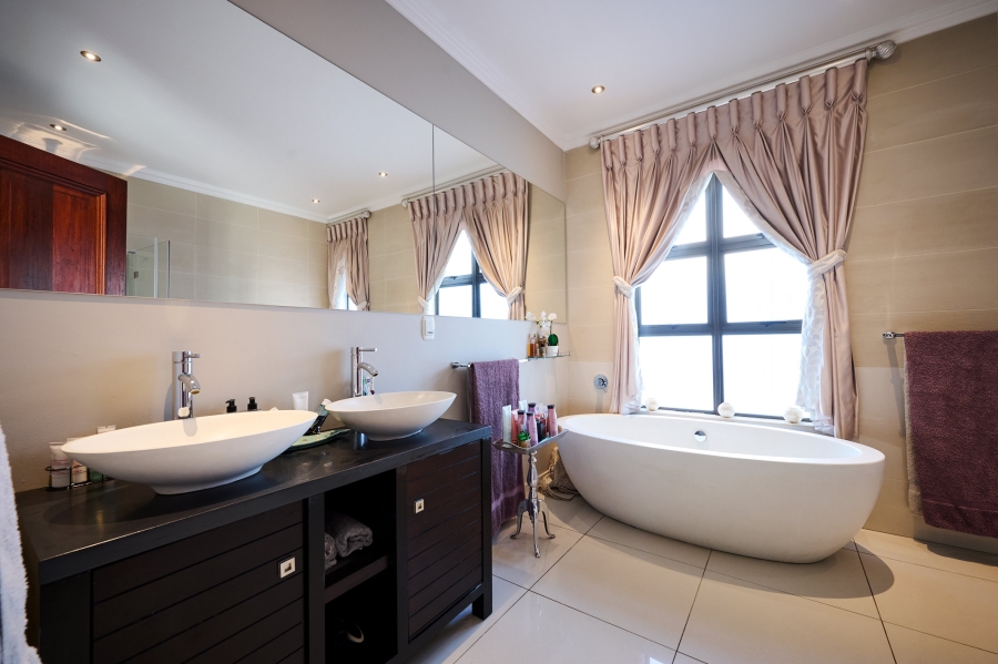 5 Bedroom Property for Sale in Waterfall Country Estate Gauteng