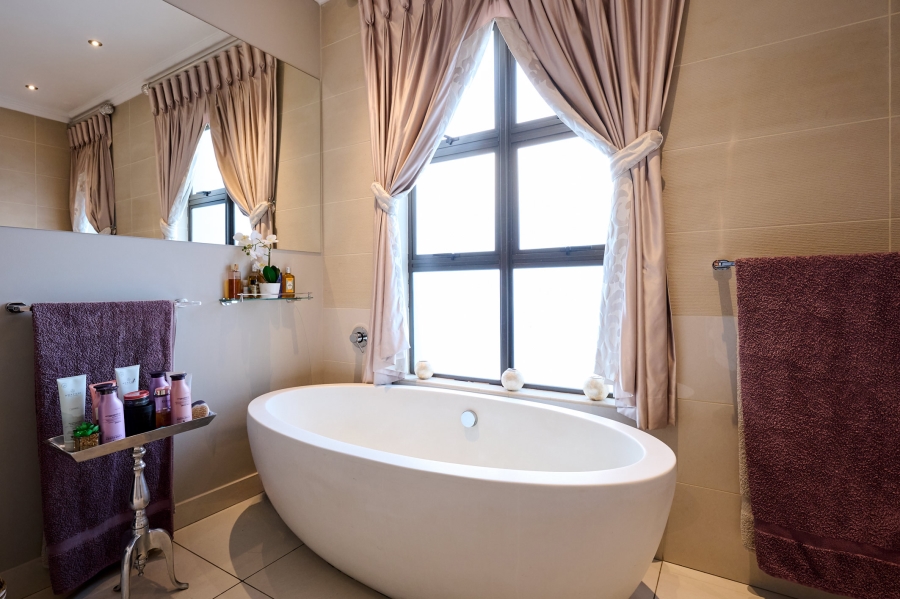 5 Bedroom Property for Sale in Waterfall Country Estate Gauteng