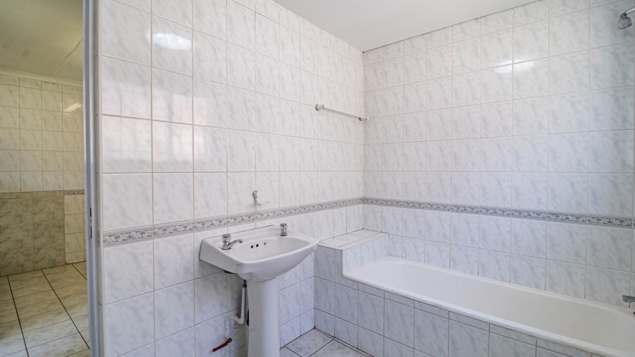 To Let 3 Bedroom Property for Rent in La Rochelle Gauteng