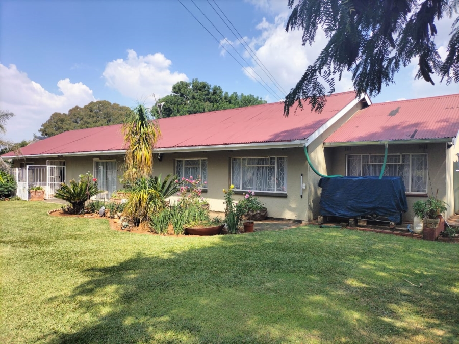 5 Bedroom Property for Sale in Middelvlei A H Gauteng