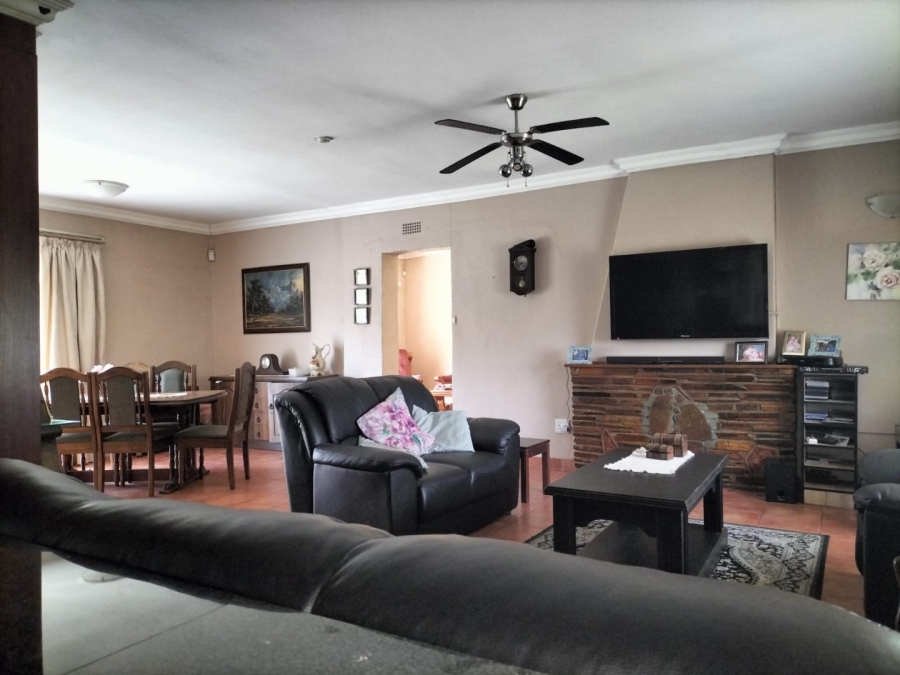 5 Bedroom Property for Sale in Middelvlei A H Gauteng