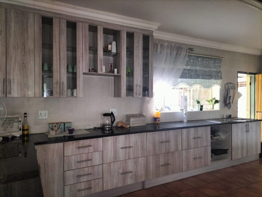 5 Bedroom Property for Sale in Middelvlei A H Gauteng