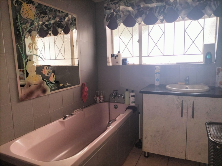 5 Bedroom Property for Sale in Middelvlei A H Gauteng