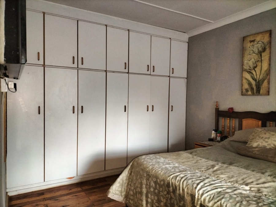 5 Bedroom Property for Sale in Middelvlei A H Gauteng