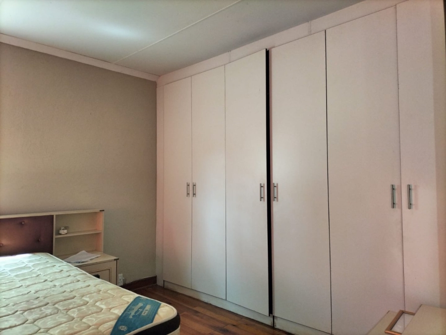 5 Bedroom Property for Sale in Middelvlei A H Gauteng