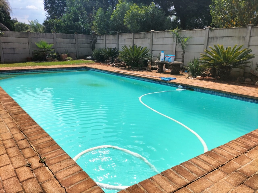 5 Bedroom Property for Sale in Middelvlei A H Gauteng