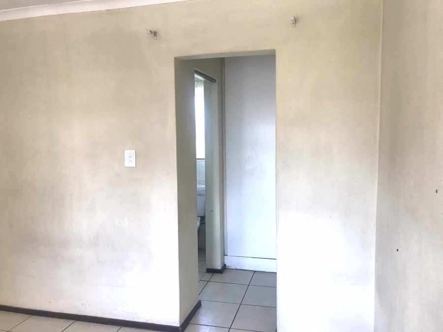1 Bedroom Property for Sale in Lakefield Gauteng