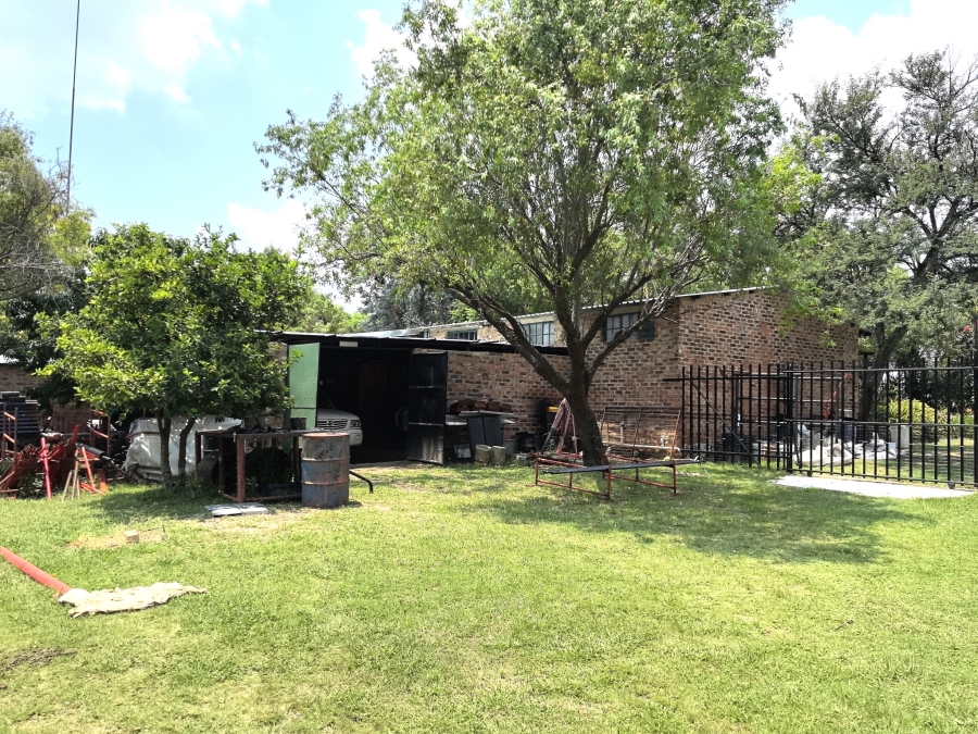 5 Bedroom Property for Sale in Laezonia Gauteng