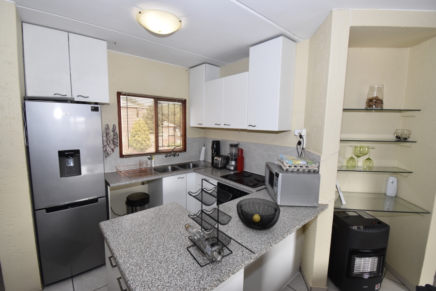 To Let 2 Bedroom Property for Rent in Bromhof Gauteng