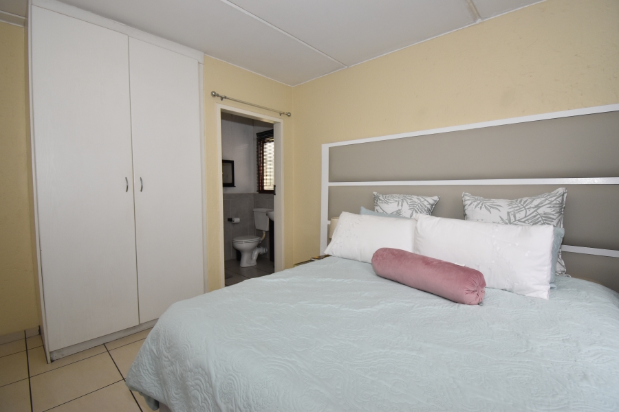 To Let 2 Bedroom Property for Rent in Bromhof Gauteng