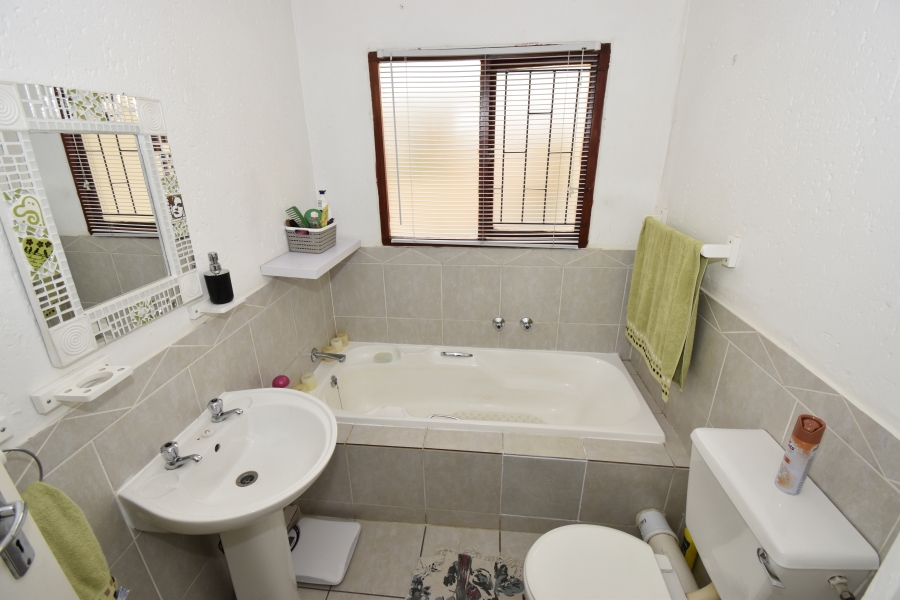 To Let 2 Bedroom Property for Rent in Bromhof Gauteng