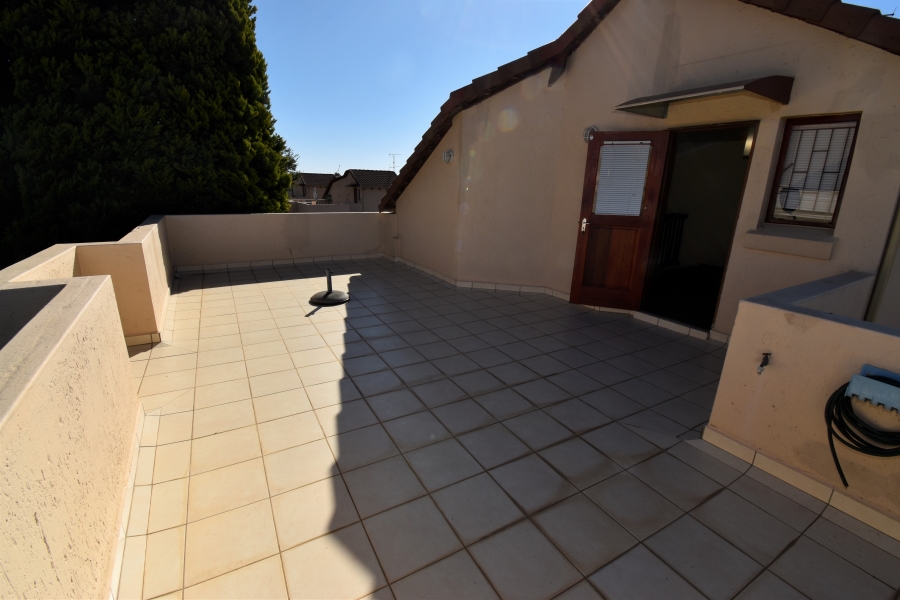 To Let 2 Bedroom Property for Rent in Bromhof Gauteng