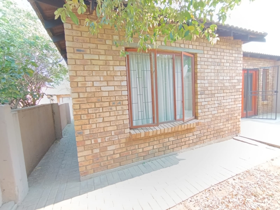 2 Bedroom Property for Sale in Kosmosdal Gauteng
