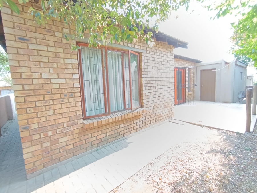 2 Bedroom Property for Sale in Kosmosdal Gauteng