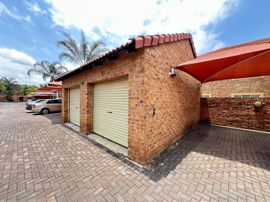 2 Bedroom Property for Sale in Monavoni Gauteng