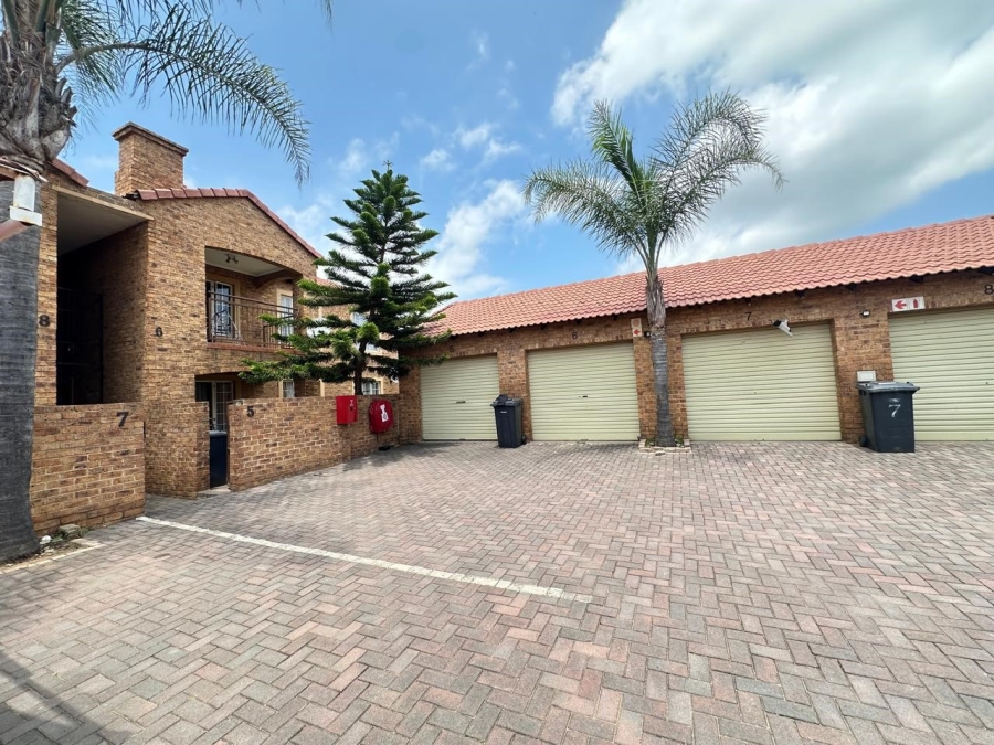 2 Bedroom Property for Sale in Monavoni Gauteng