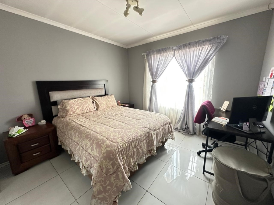 2 Bedroom Property for Sale in Monavoni Gauteng