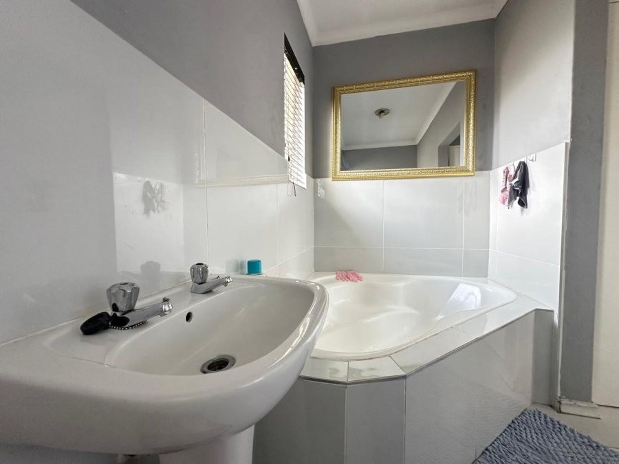 2 Bedroom Property for Sale in Monavoni Gauteng