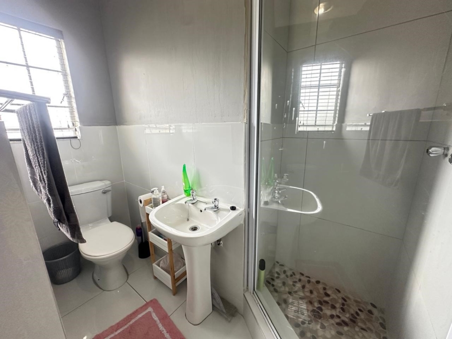 2 Bedroom Property for Sale in Monavoni Gauteng
