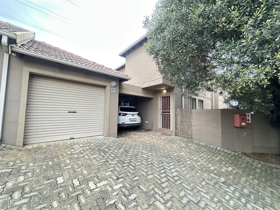 2 Bedroom Property for Sale in Kosmosdal Gauteng