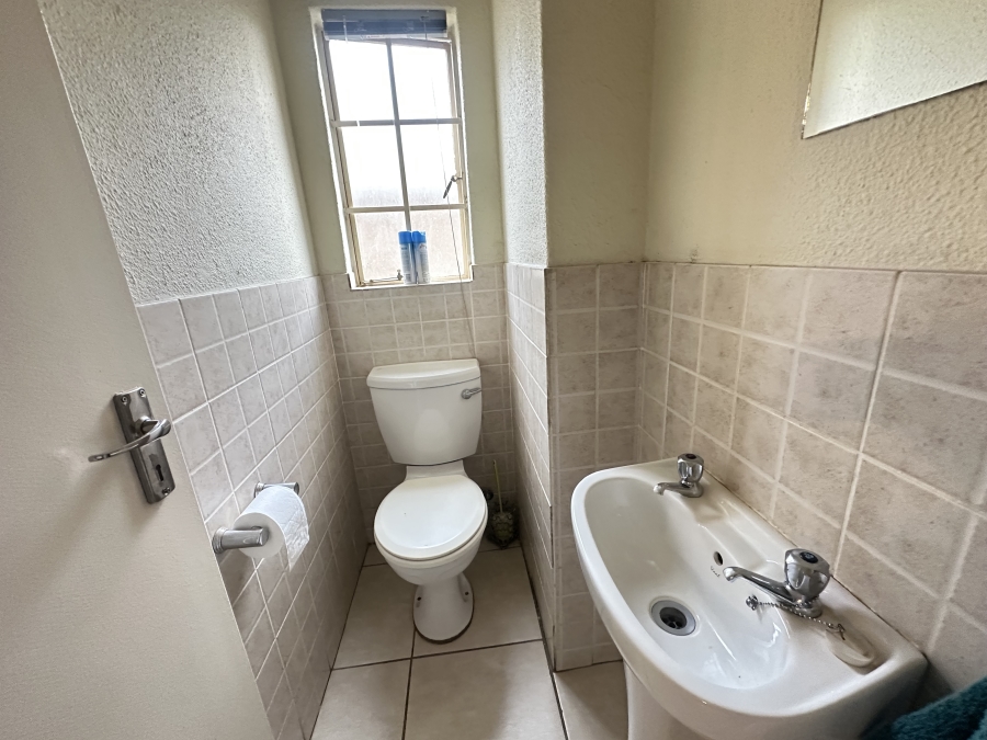 2 Bedroom Property for Sale in Kosmosdal Gauteng