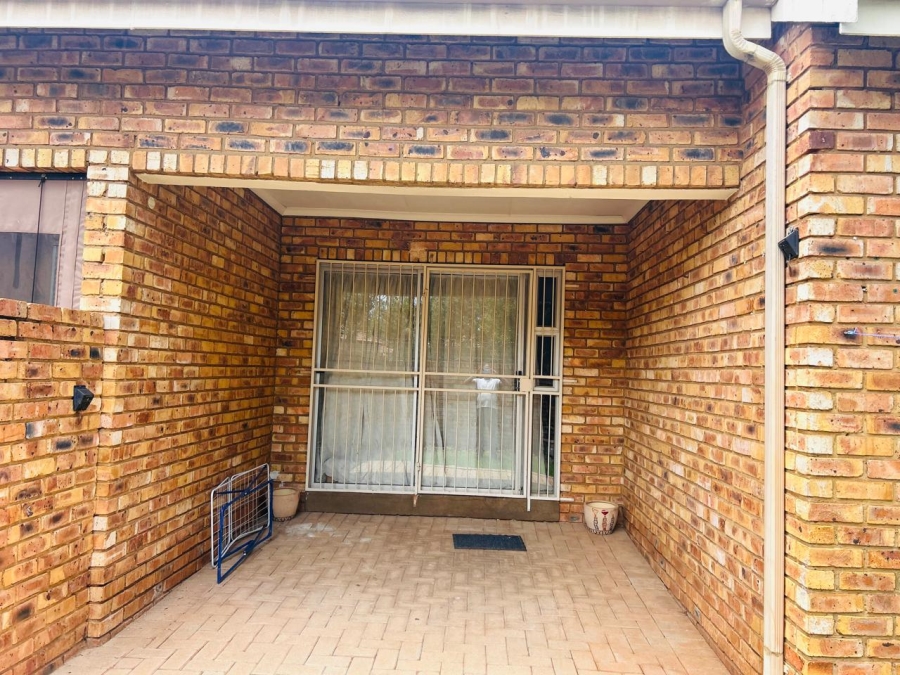 2 Bedroom Property for Sale in Pierre Van Ryneveld Gauteng