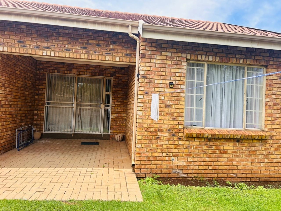 2 Bedroom Property for Sale in Pierre Van Ryneveld Gauteng