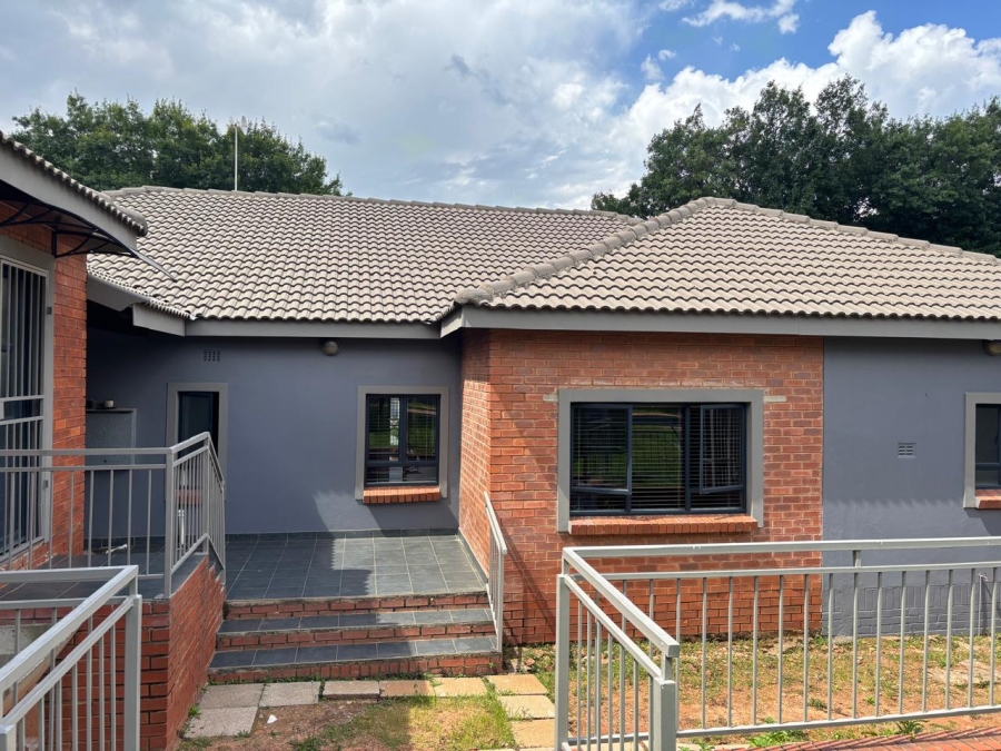 4 Bedroom Property for Sale in Cyrildene Gauteng