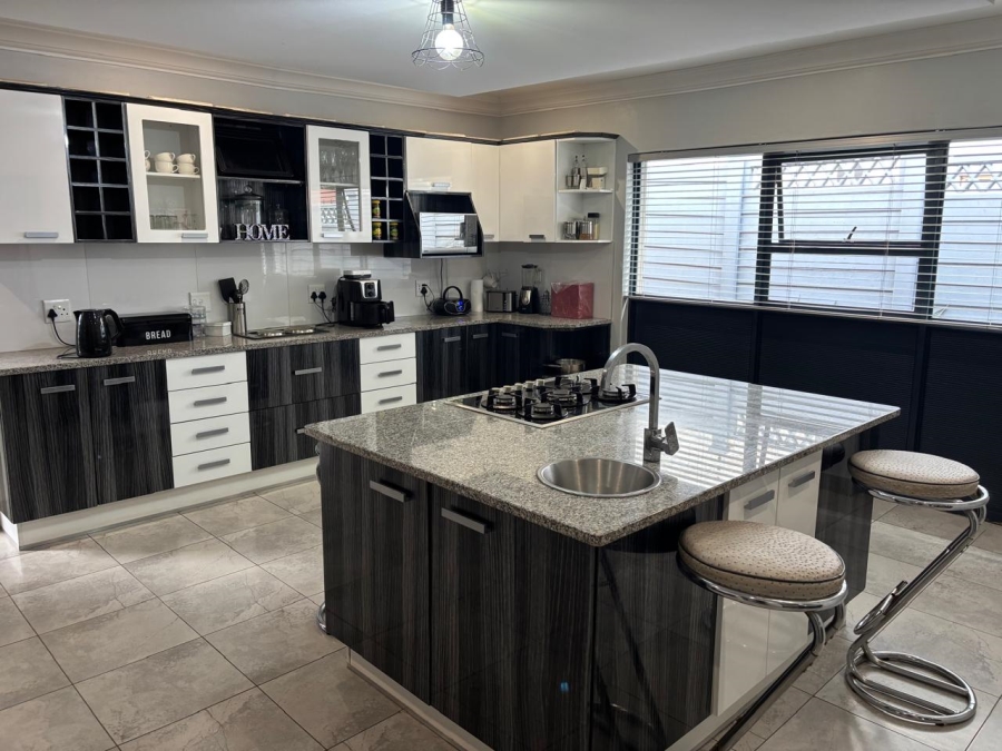 4 Bedroom Property for Sale in Cyrildene Gauteng