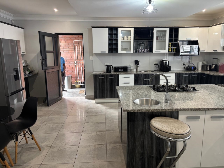 4 Bedroom Property for Sale in Cyrildene Gauteng