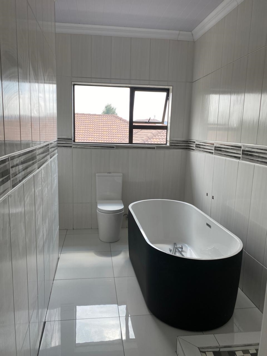 5 Bedroom Property for Sale in Vanderbijlpark SE 8 Gauteng