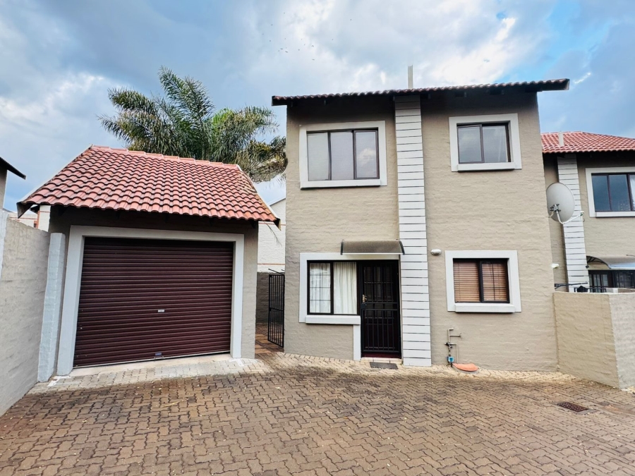 To Let 2 Bedroom Property for Rent in Country View Estate Gauteng