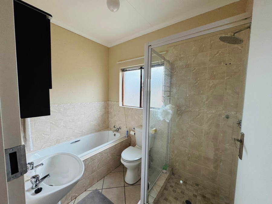 To Let 2 Bedroom Property for Rent in Country View Estate Gauteng