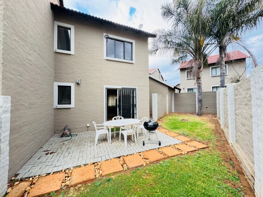 To Let 2 Bedroom Property for Rent in Country View Estate Gauteng