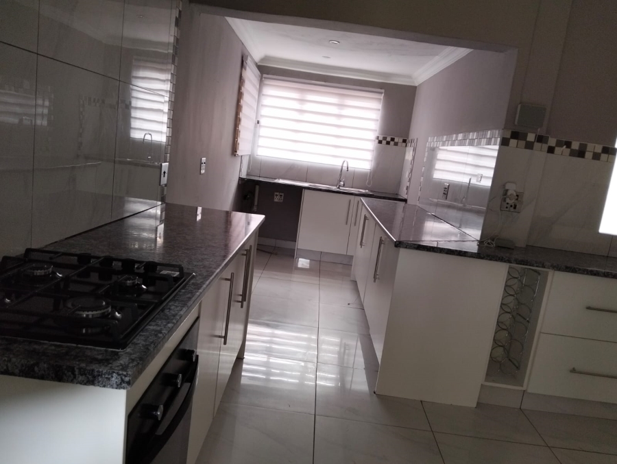 6 Bedroom Property for Sale in Glen Marais Gauteng