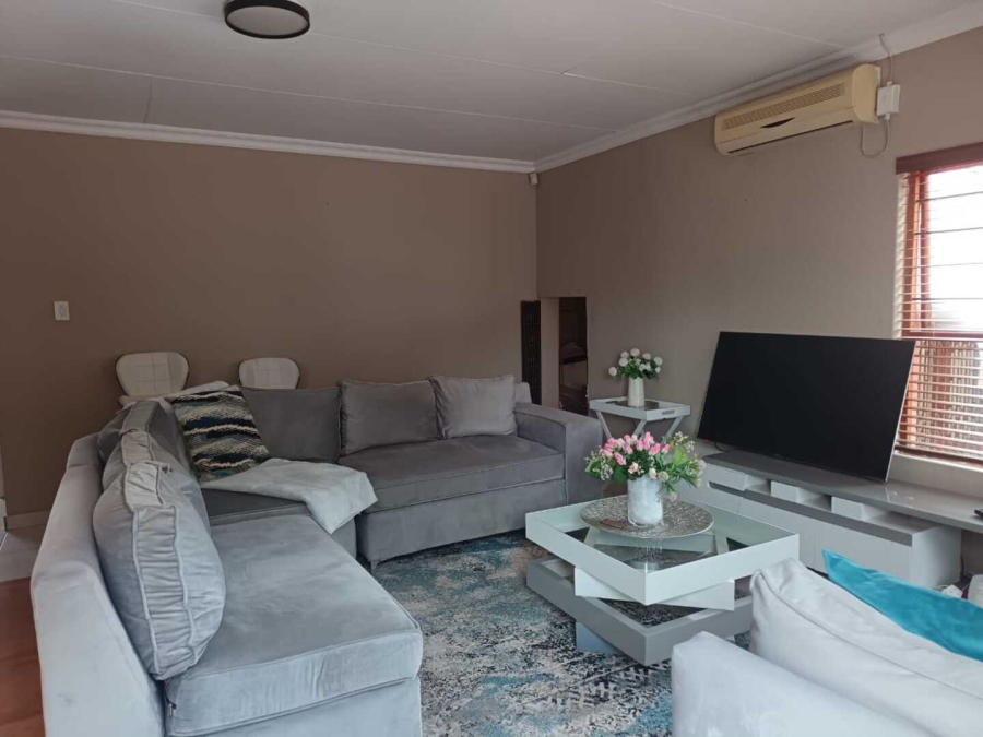 3 Bedroom Property for Sale in Vaaloewer Gauteng