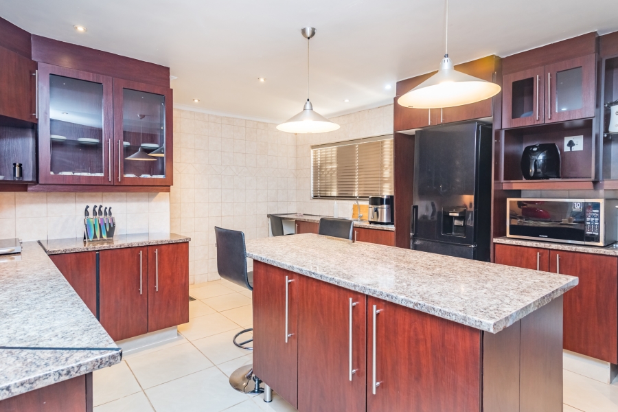 4 Bedroom Property for Sale in Helderkruin Gauteng