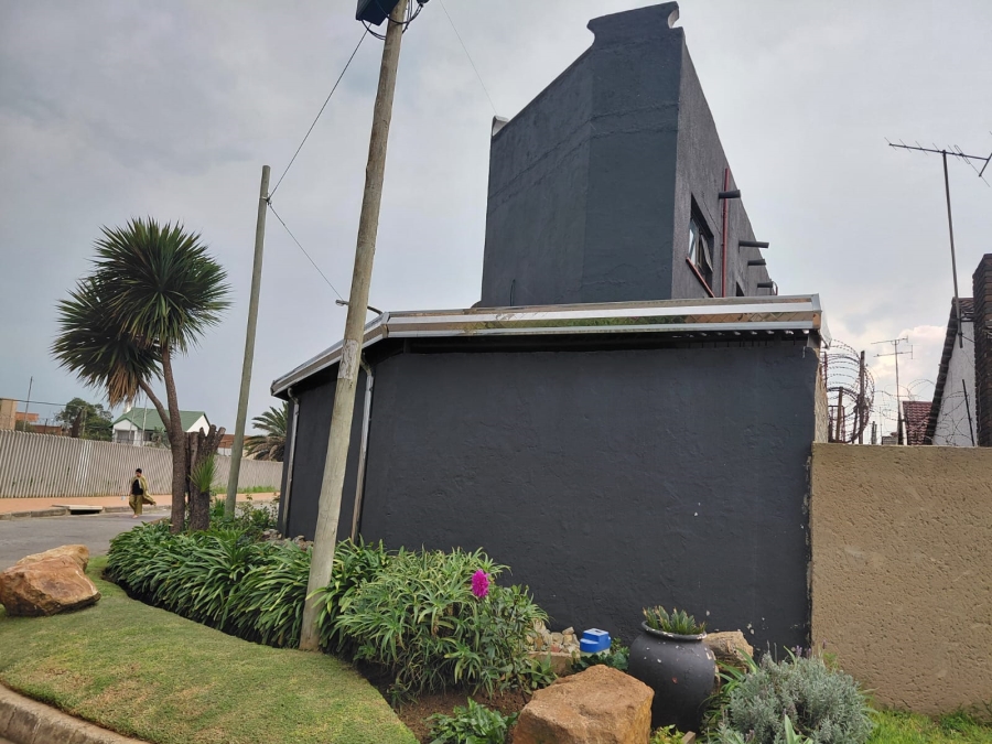 7 Bedroom Property for Sale in Actonville Gauteng