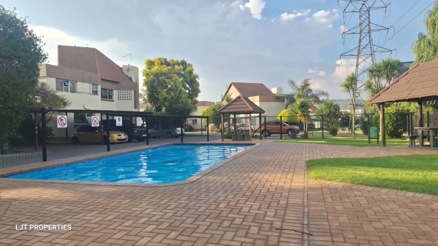 To Let 2 Bedroom Property for Rent in Bedfordview Gauteng