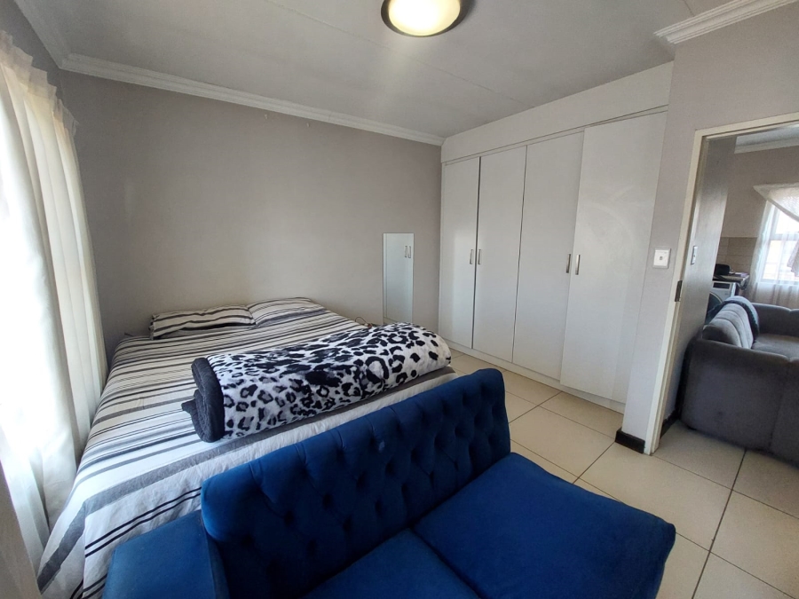 1 Bedroom Property for Sale in Rooihuiskraal North Gauteng